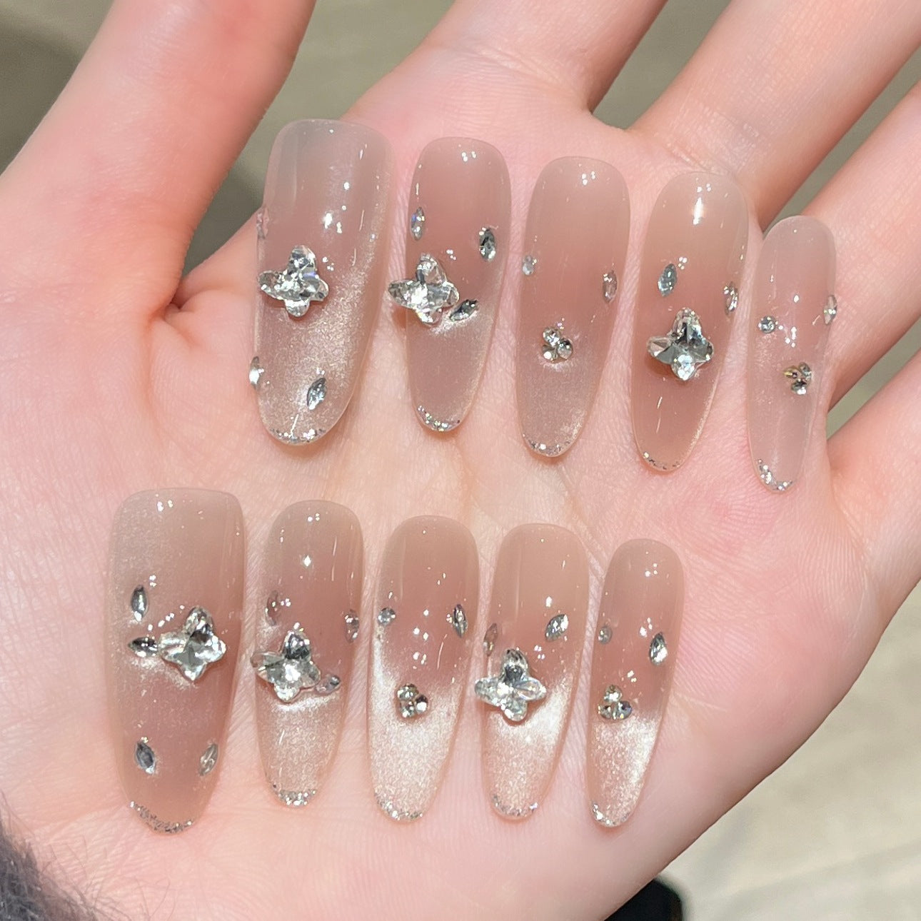 Elegante Press-On Nagelverlängerungen mit Kristallakzenten Brehn