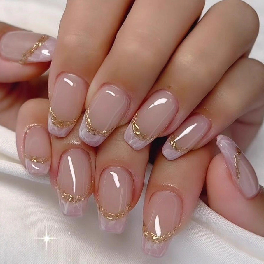 Elegante Kunstnägel mit Goldakzenten Brehn