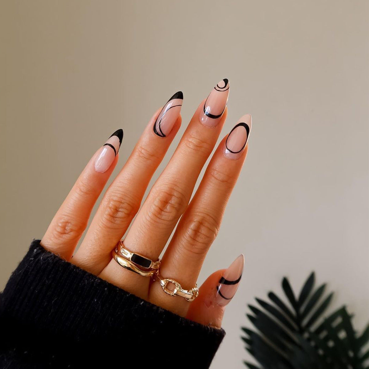 Kunstvolle Stiletto-Nägel mit geometrischen Akzenten Brehn