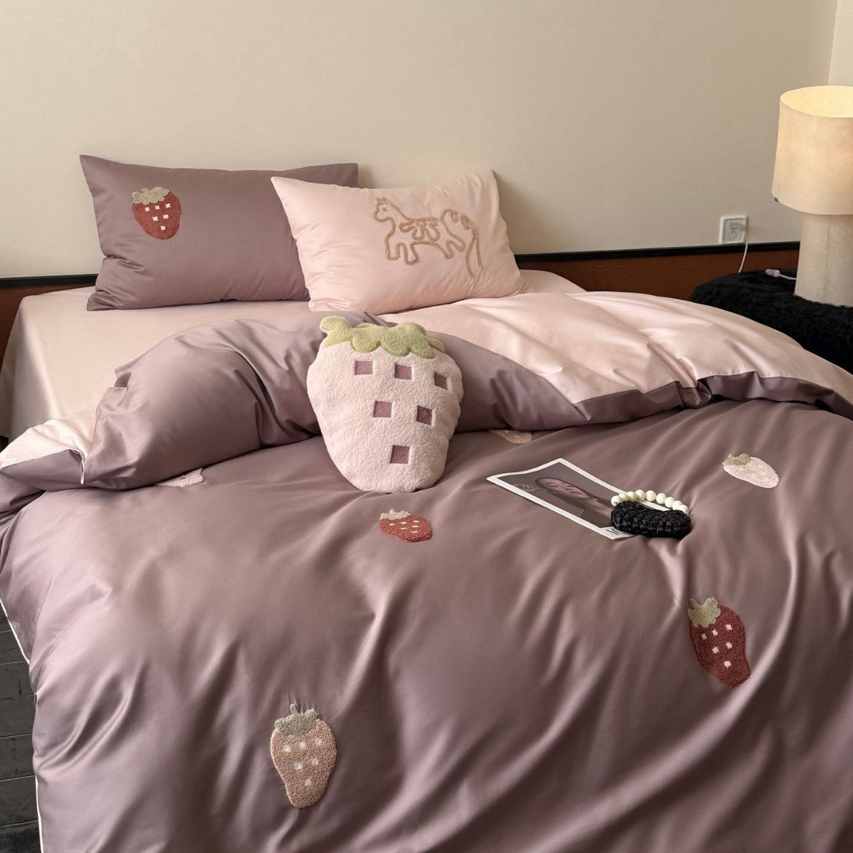 Luxuriöses Baumwollsatin Bettwäsche-Set mit gestickten Erdbeer-Applikationen