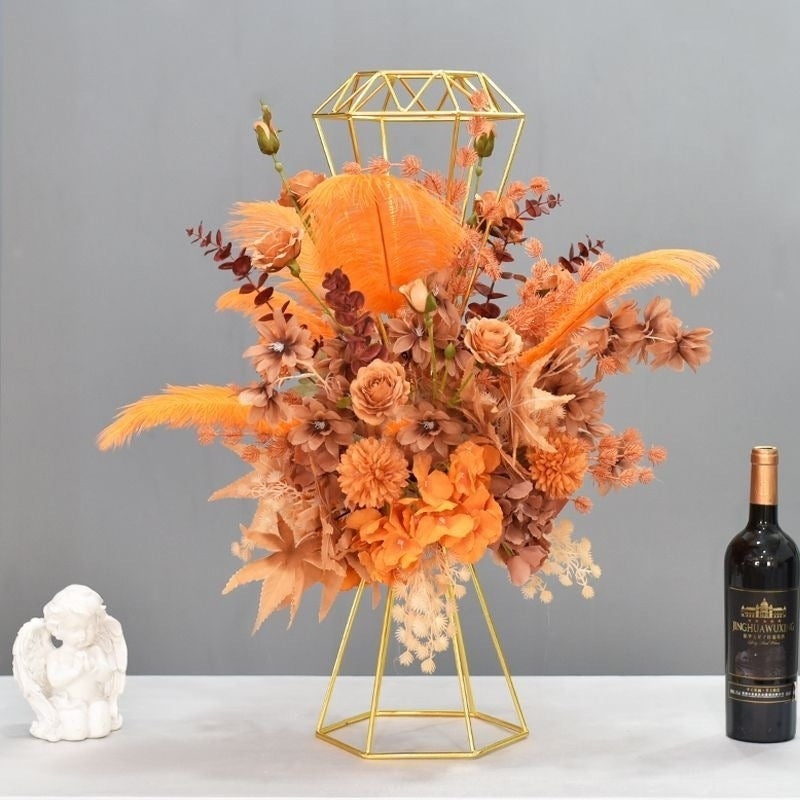 Luxuriöse Blumenmittelstück mit modernem Metallfuß