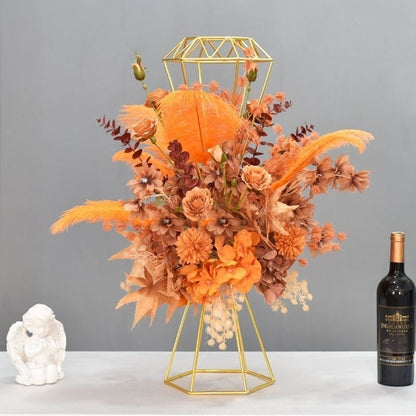 Luxuriöse Blumenmittelstück mit modernem Metallfuß