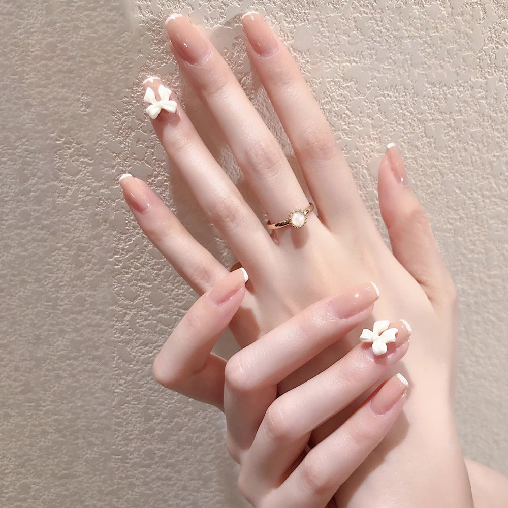 Glamouröse Kunstfingernägel mit Herz-Design und Glitzernden Akzenten Brehn