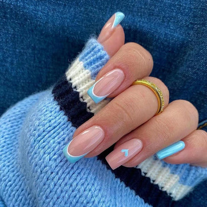 Kunstvolle Nagelkunst mit pastellblauen Akzenten Brehn