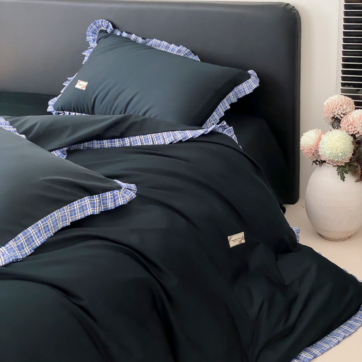 Luxus Baumwoll-Satin Bettdecken- und Bettwäsche-Set mit kontrastierendem Karorüschensaum