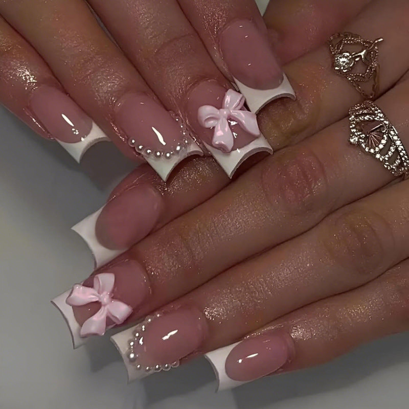 Kunstnagelset mit romantischen Schleifen und eleganten Akzenten Brehn