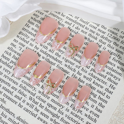 Kunstnagelset mit eleganten Spitzen und zarten Verzierungen Brehn