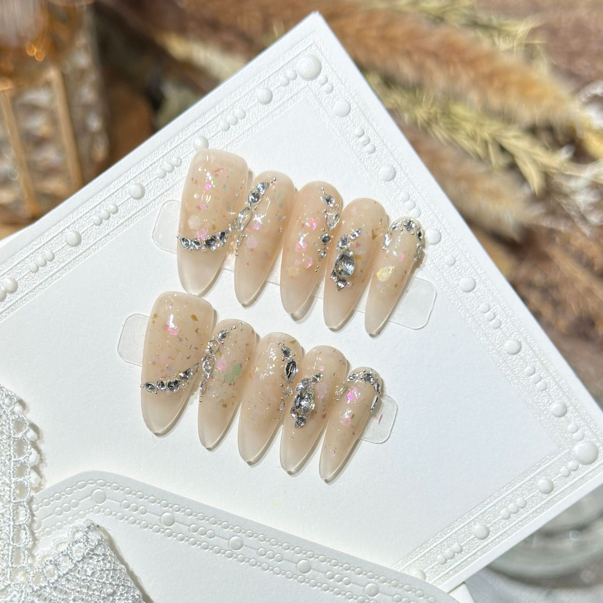 Glamouröse Stiletto Press-On Nail Art Set mit floralen und Glitzerdetails Brehn