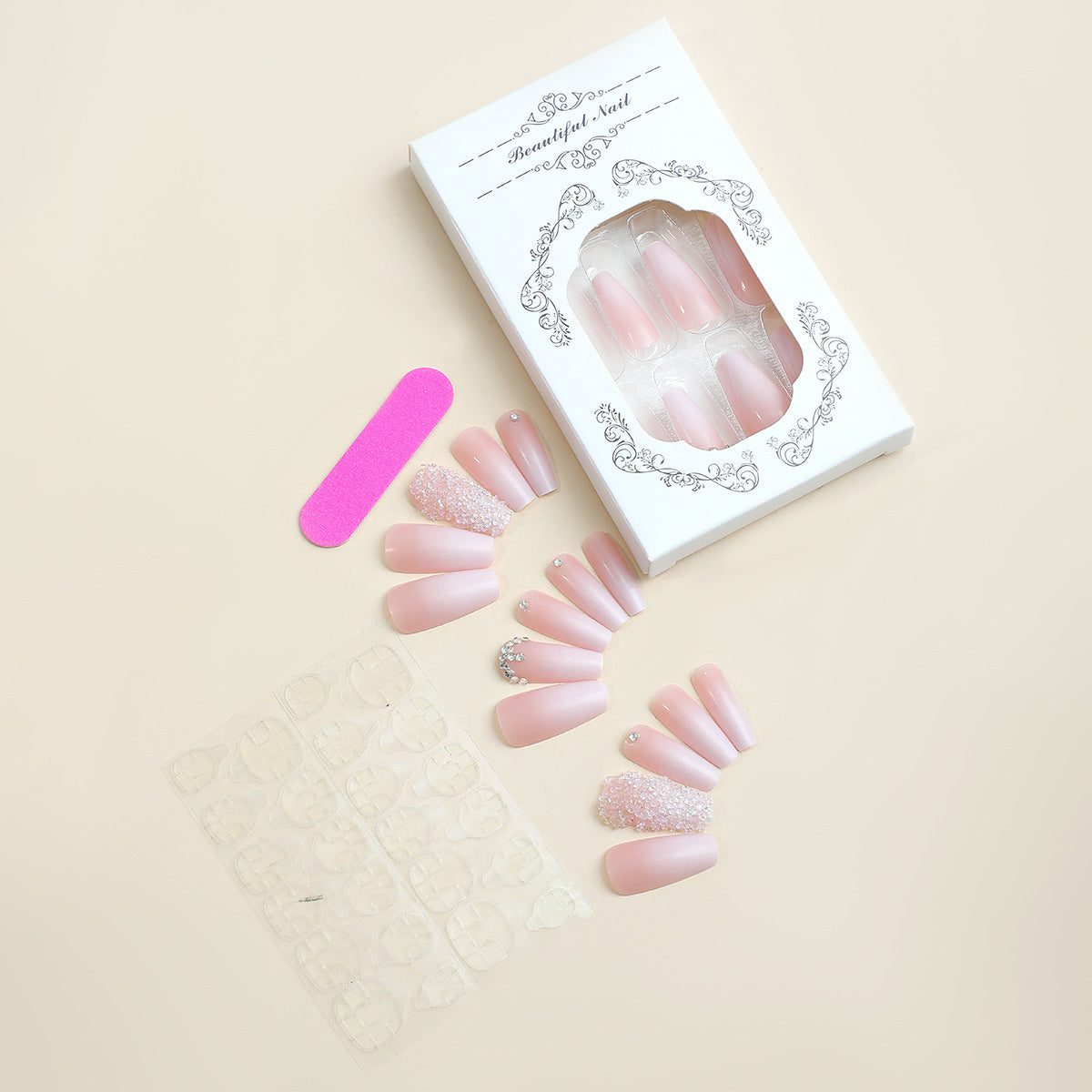 Kunstnagelset mit eleganten Glitzer- und Blütenverzierungen Brehn