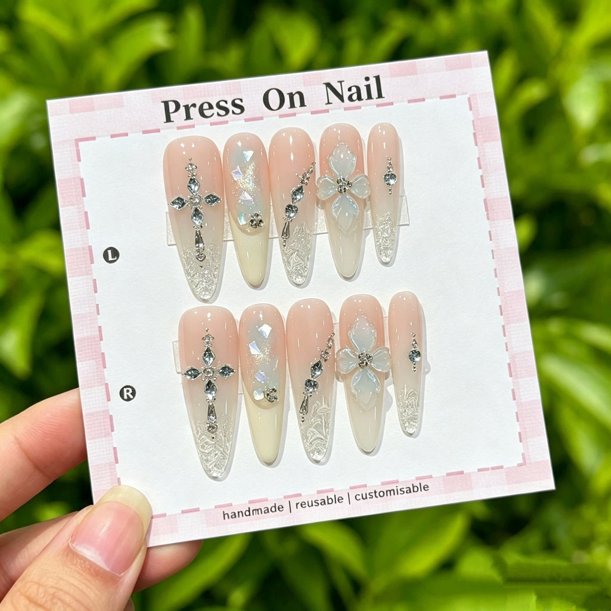 Anpassbares Press-On-Nagelkunst-Set mit dekorativen Blumen- und Edelsteinelementen