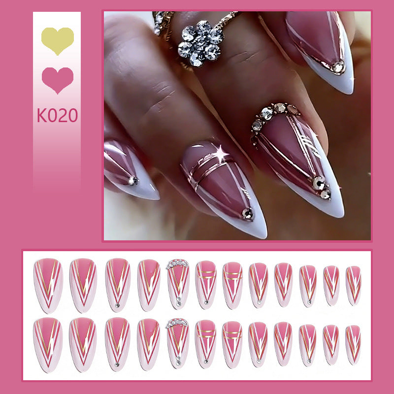 Kunstvolle Nagelspitzen mit Glitzerakzenten Brehn
