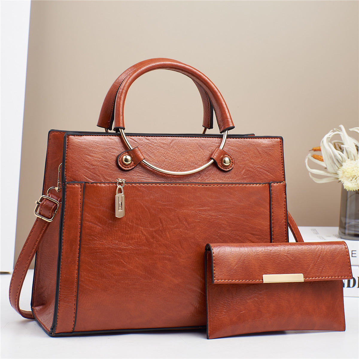 Elegante Handtasche mit Abnehmbaren Schulterriemen und Passendem Geldbeutel Brehn