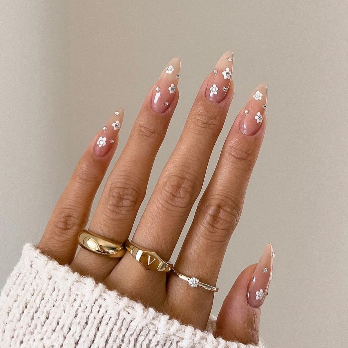 Kunstnagelset mit bunten Blüten und kreativem French-Design Brehn