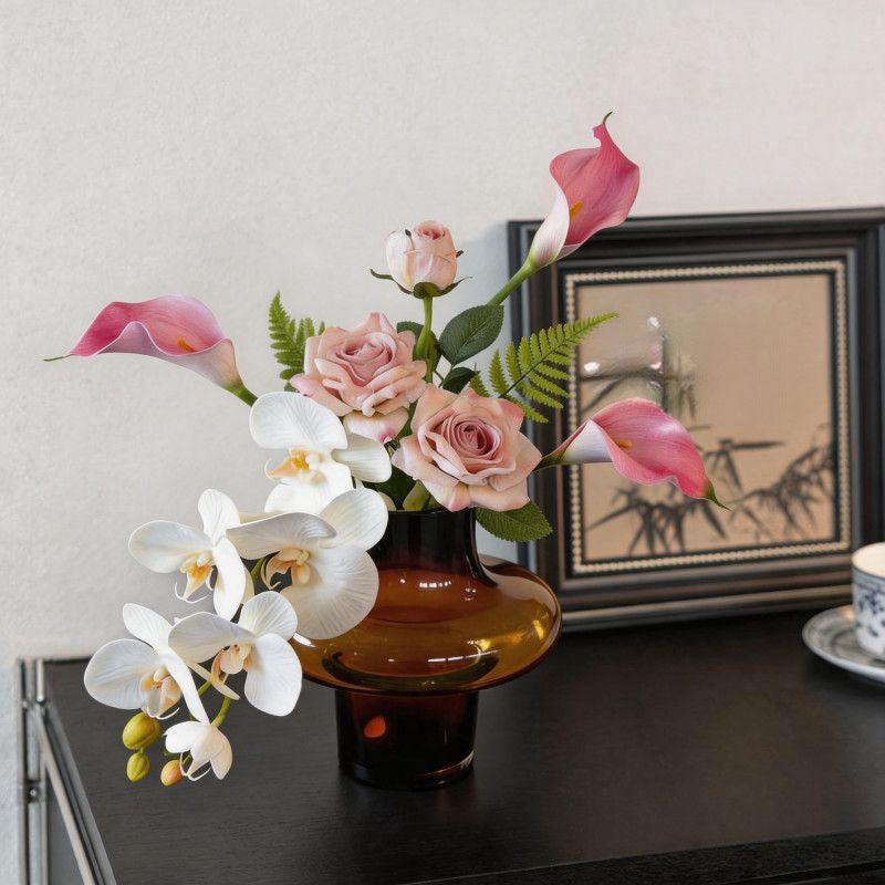 Realistisches Blumenarrangement in dekorativer Vase
