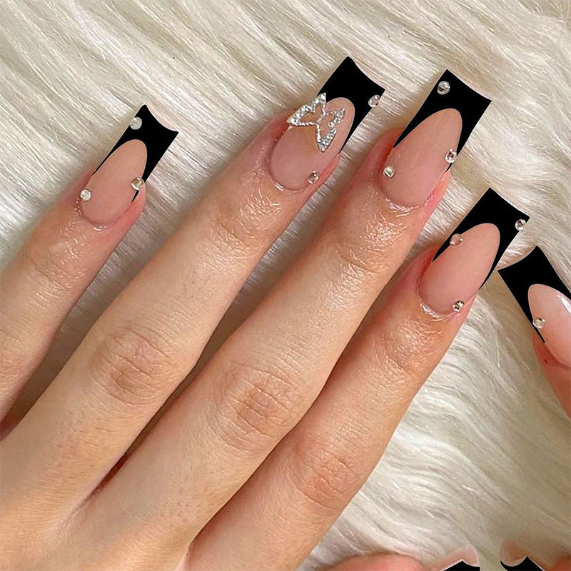 Kunstnagelset mit elegantem Schwarz-Weiß-Design und Glitzerakzenten Brehn
