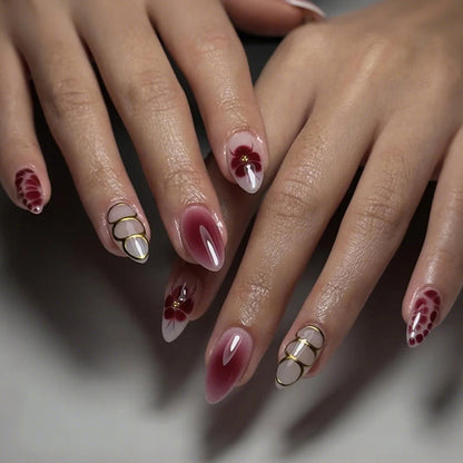 Kunstnagelset mit kunstvollen Blüten- und geometrischen Details Brehn