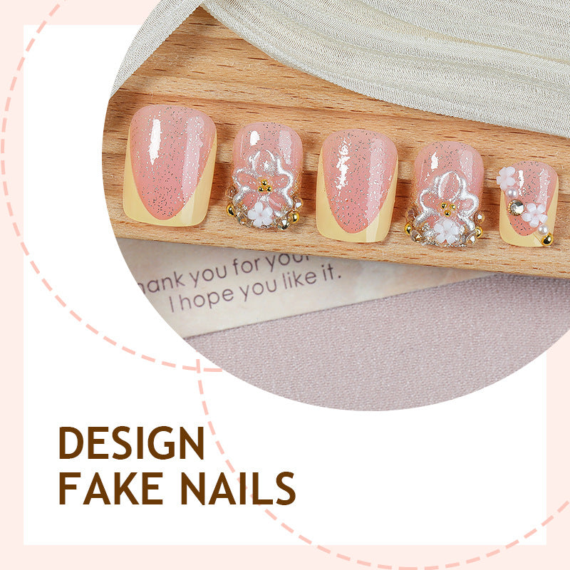 Kunstnagelset mit glamourösen Glitzer- und Blumenakzenten Brehn