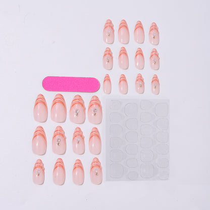Kunstnagelset mit geschwungenem Spitzenstil und Glitzerakzenten Brehn