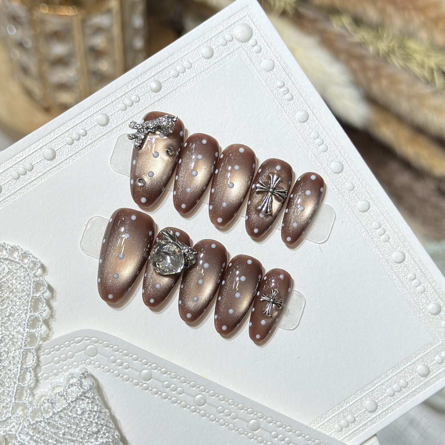 Elegantes Press-On-Nagel-Kunst-Set mit markanten metallischen Akzenten Brehn
