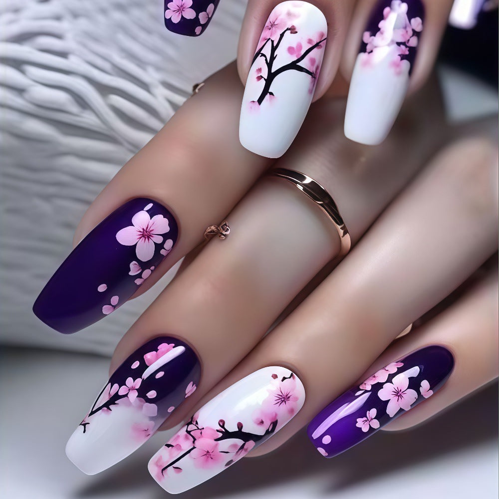 Kunstnagel Set mit floralen Akzenten Brehn