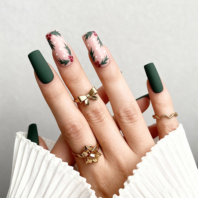 Kunstvolle Nagelspitzen mit botanischen Motiven Brehn