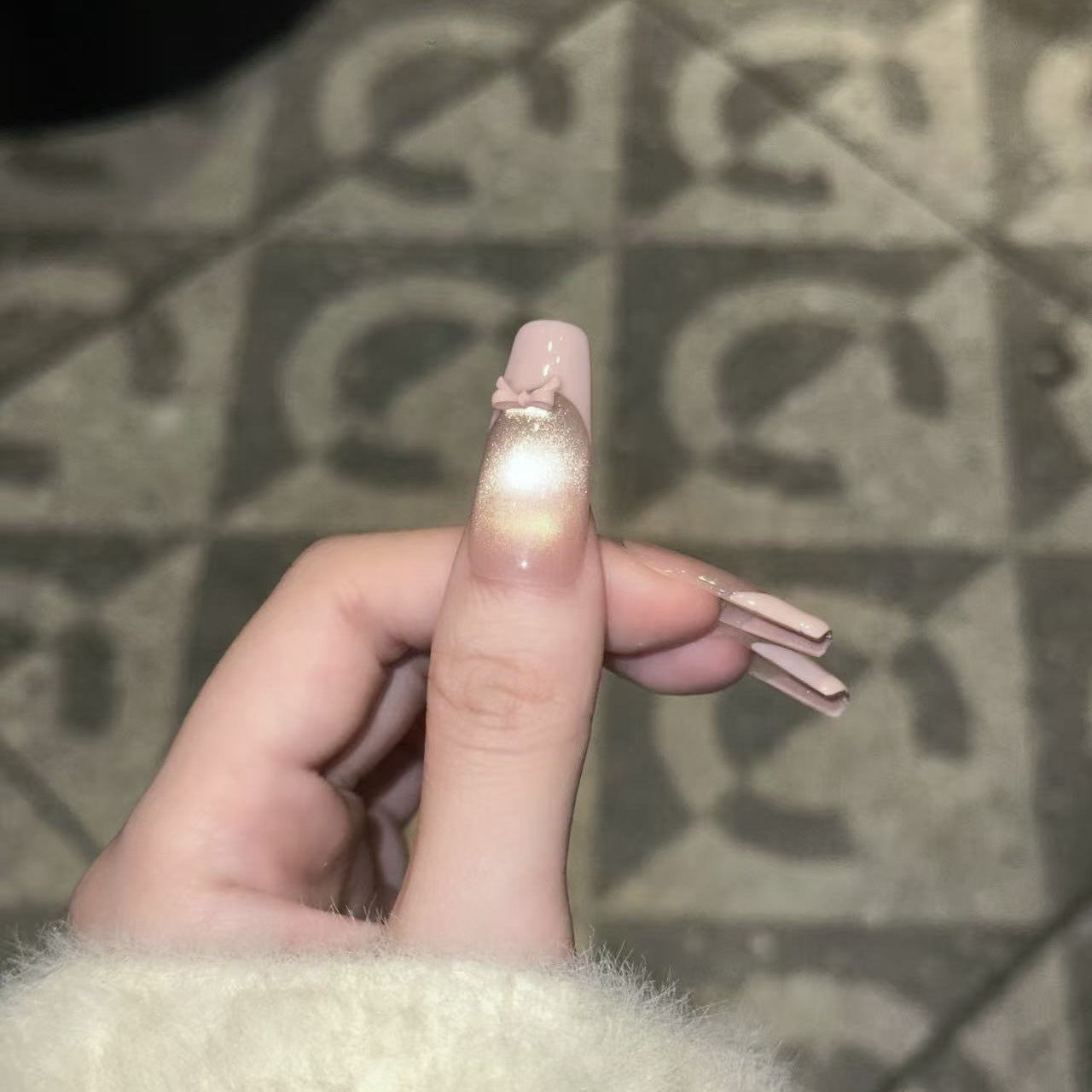 Wiederverwendbares Press-On-Nagelset mit eleganten Schleifenakzenten Brehn