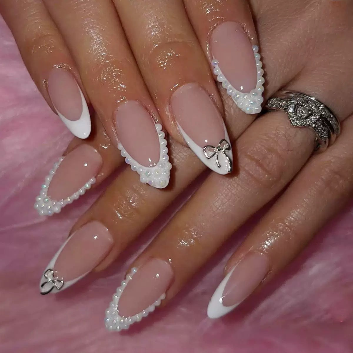 Kunstnagelset mit eleganten Perlen- und Schleifenverzierungen Brehn