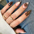 Künstlerisches Press-On-Nagelset mit floralen und tierischen Drucken Brehn