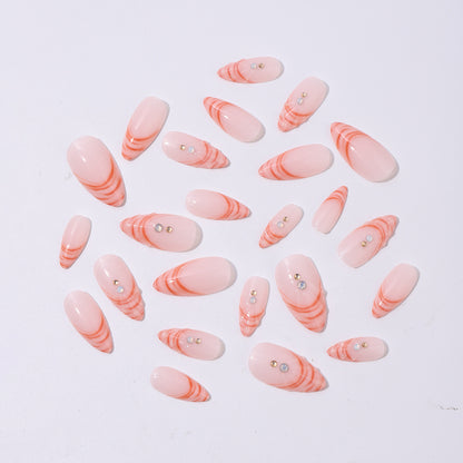 Kunstnagelset mit geschwungenem Spitzenstil und Glitzerakzenten Brehn