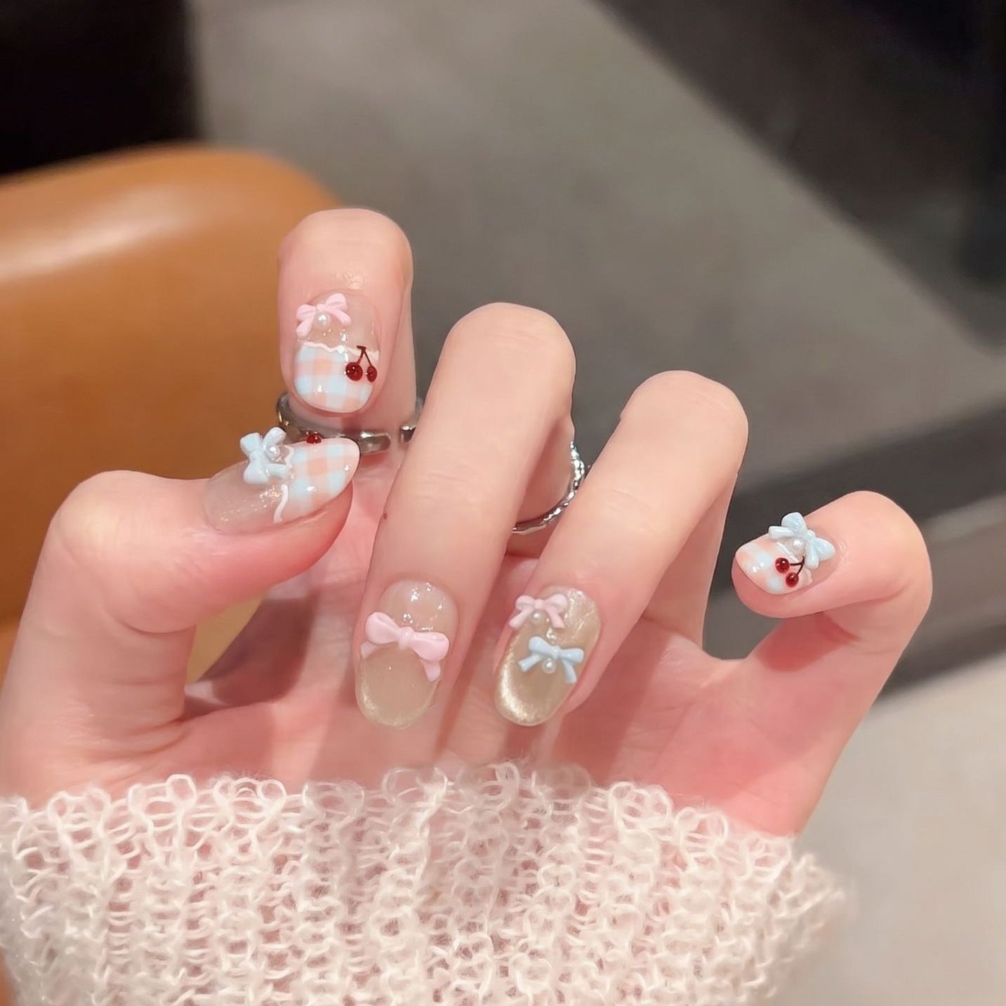 Künstlerisches Stiletto Press-On Nagelset mit einzigartigen Designelementen Brehn