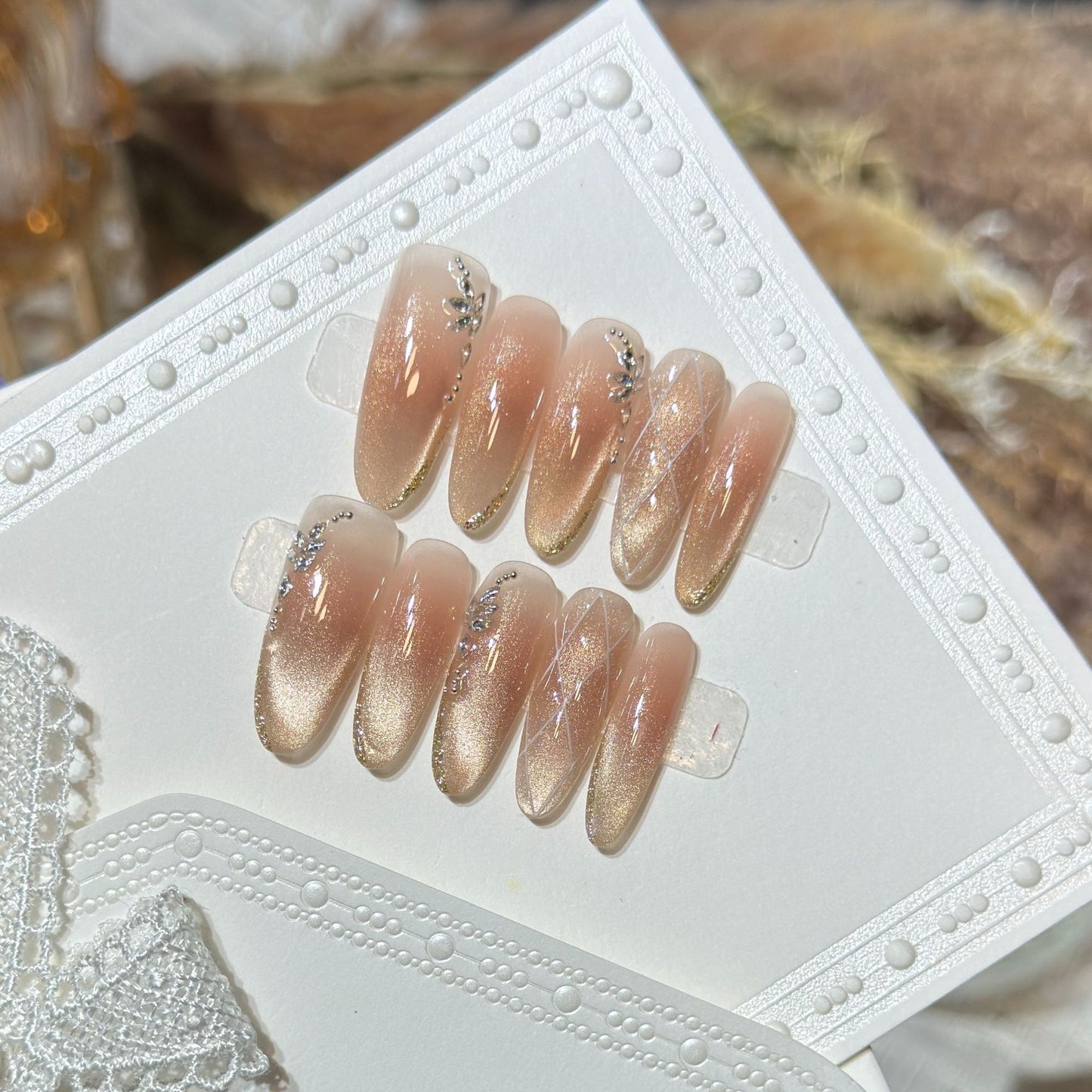 Glamouröses Stiletto Press-On Nail Set mit Strassakzenten Brehn