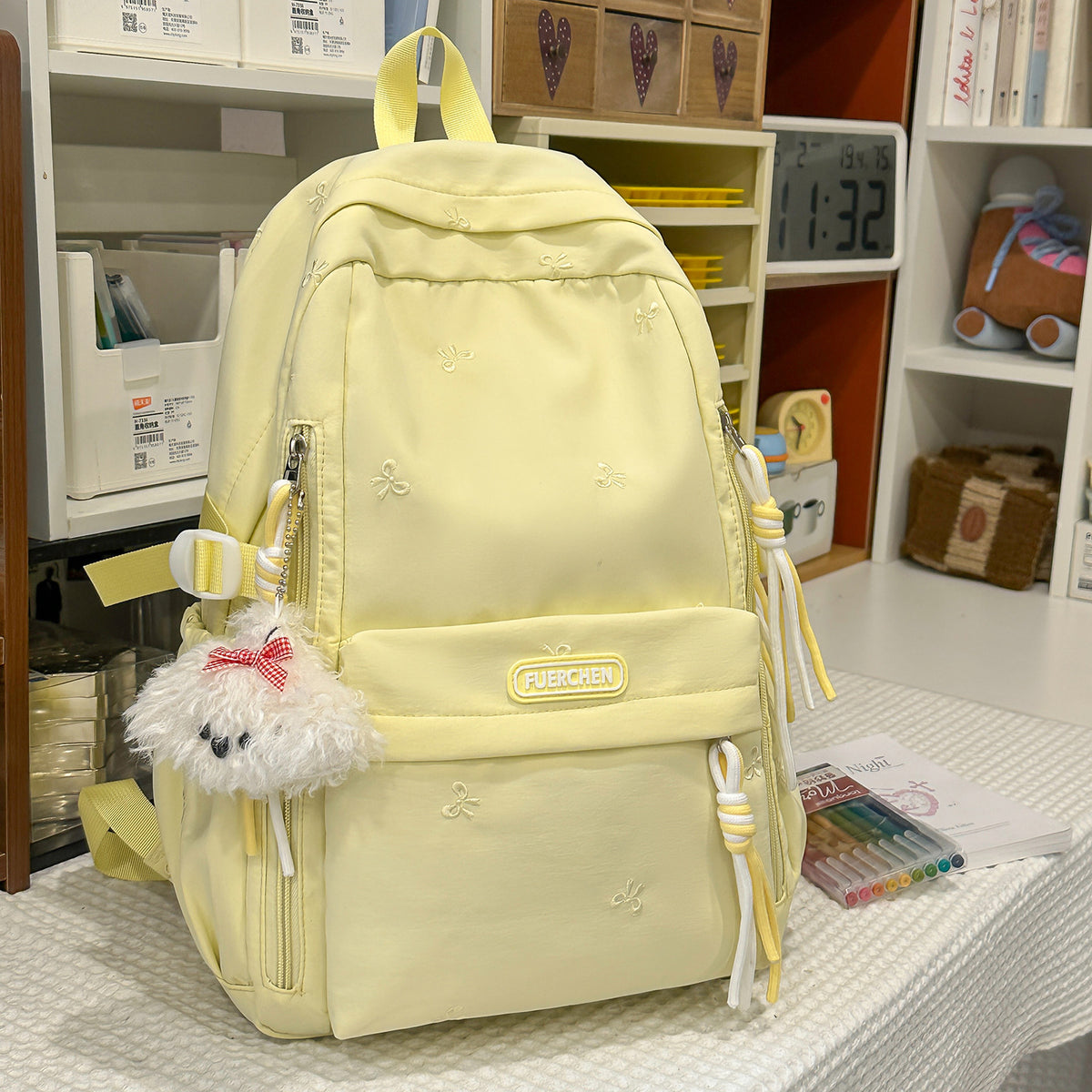 Stylischer Multi-Taschen Rucksack mit pelzigem Schlüsselanhänger Brehn