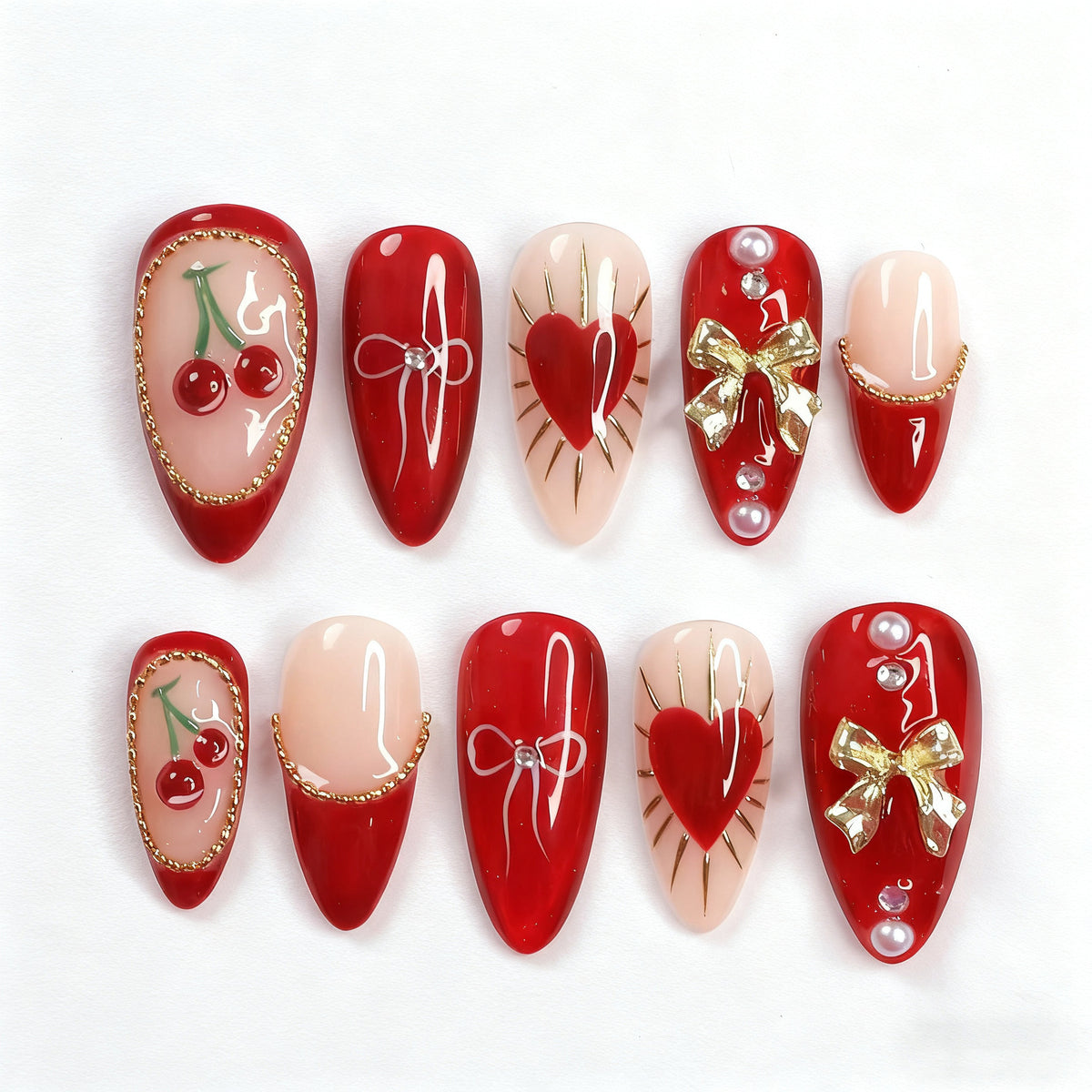 Kunstnagelset mit detaillierten Herzdesigns und Glamourösen Verzierungen Brehn
