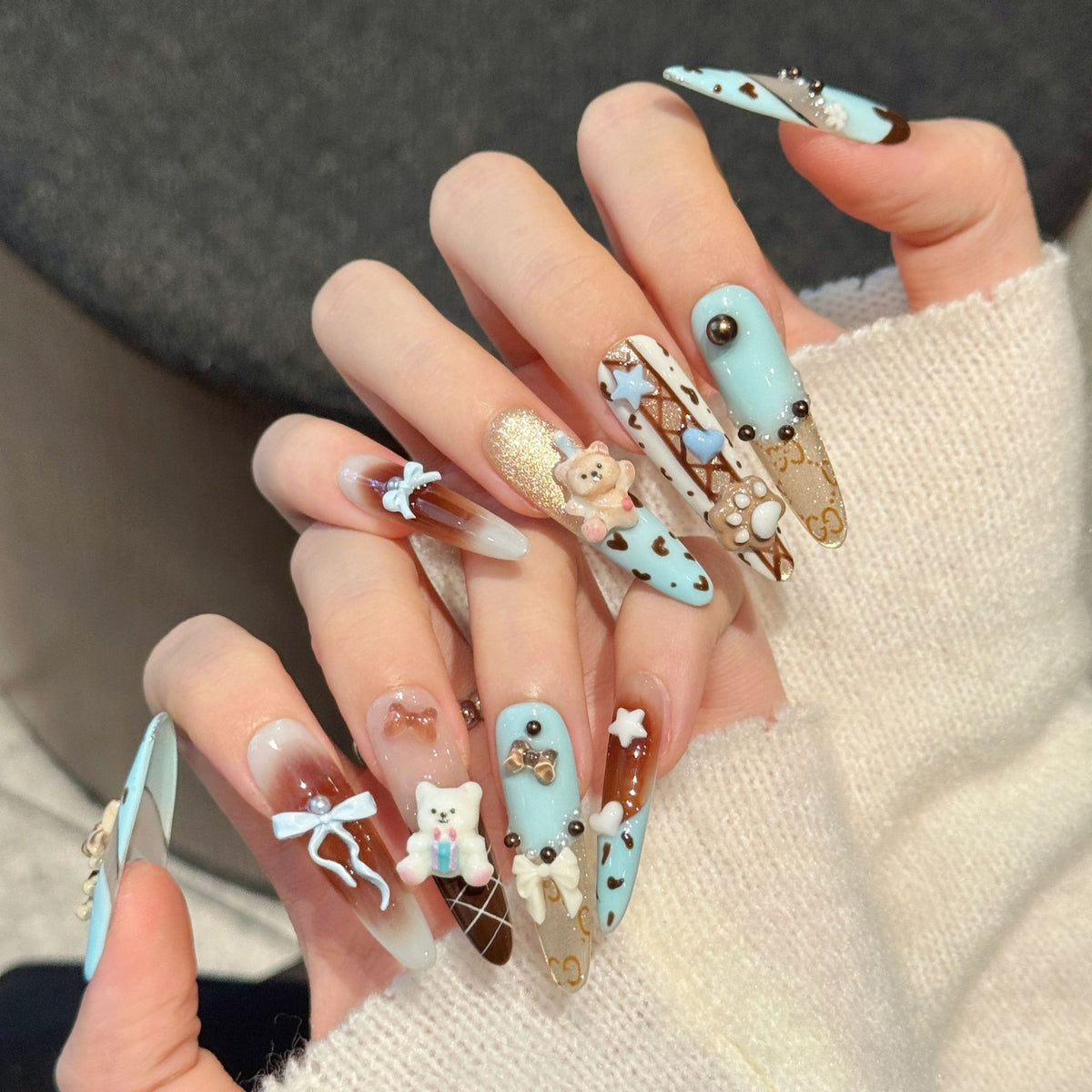 Dekoratives Press-On-Nagelkunst-Set mit verspielten Designs