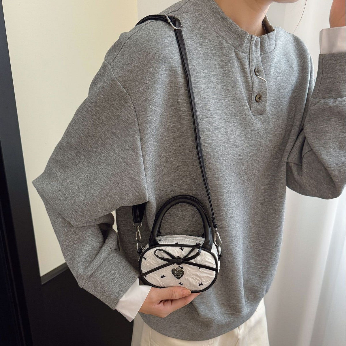 Gepolsterte Mini-Handtasche mit Herzdetail Brehn