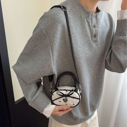Gepolsterte Mini-Handtasche mit Herzdetail Brehn