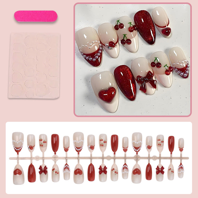 Kunstnagelset mit romantischen Beerendesigns und glamourösen Verzierungen Brehn