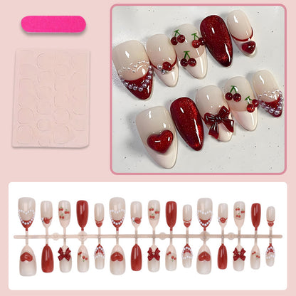 Kunstnagelset mit romantischen Beerendesigns und glamourösen Verzierungen Brehn
