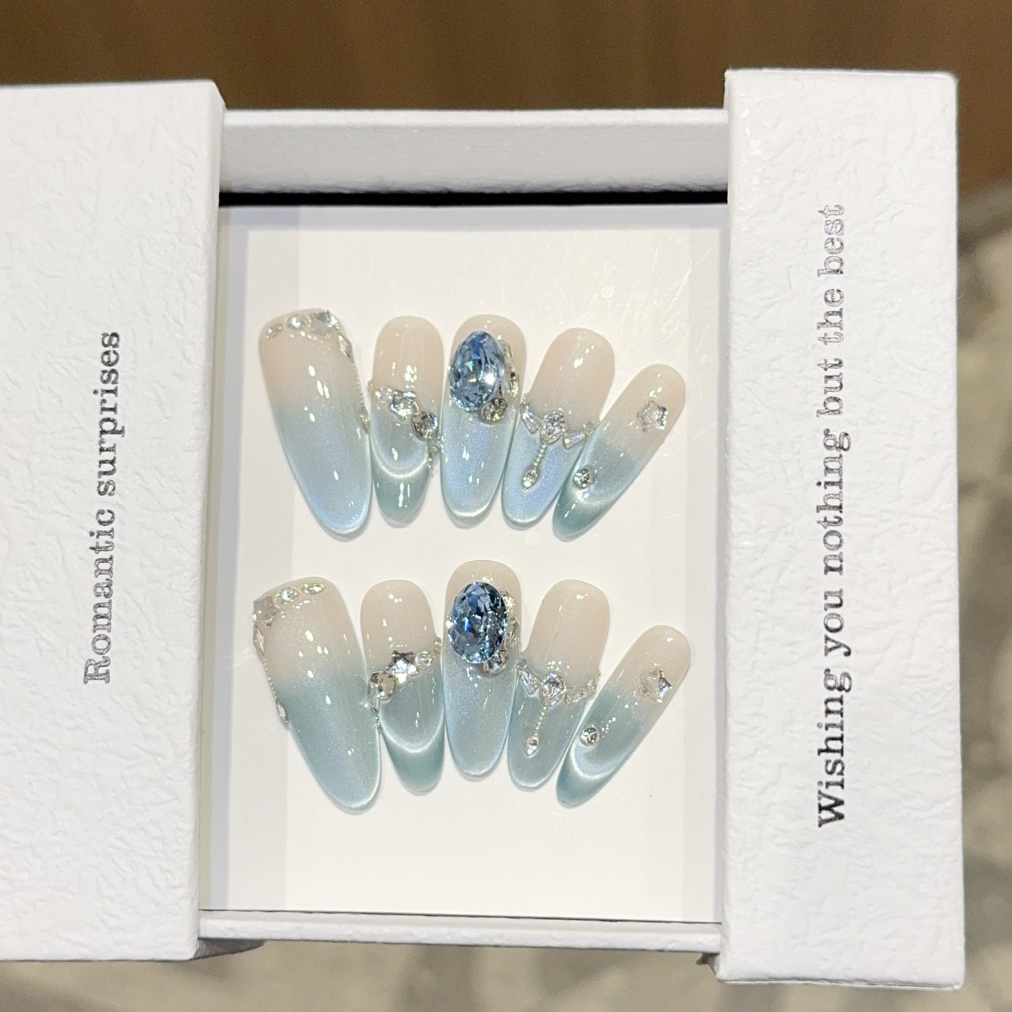 Kunstnagelset mit Romantischem Design und Glitzerelementen Brehn