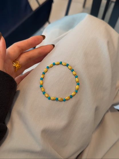 Verspieltes Perlenarmband mit Charm Brehn