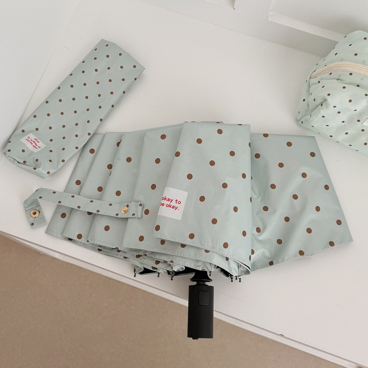 Damen Faltregenschirm mit praktischem Knopfmechanismus und stilvollem Punktedesign Brehn