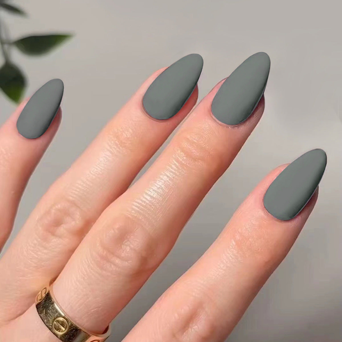 Kunstvolle Stiletto-Nägel im matten Design Brehn