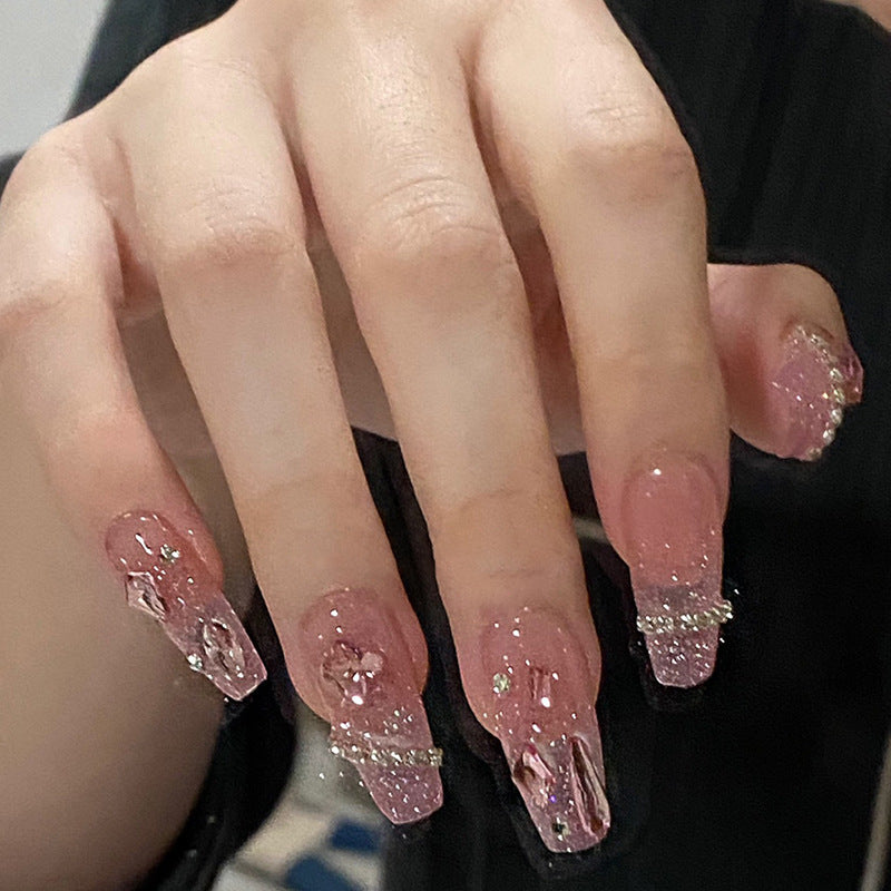 Kunstfingernägel mit Herzmotiv und Glitzerakzenten Brehn