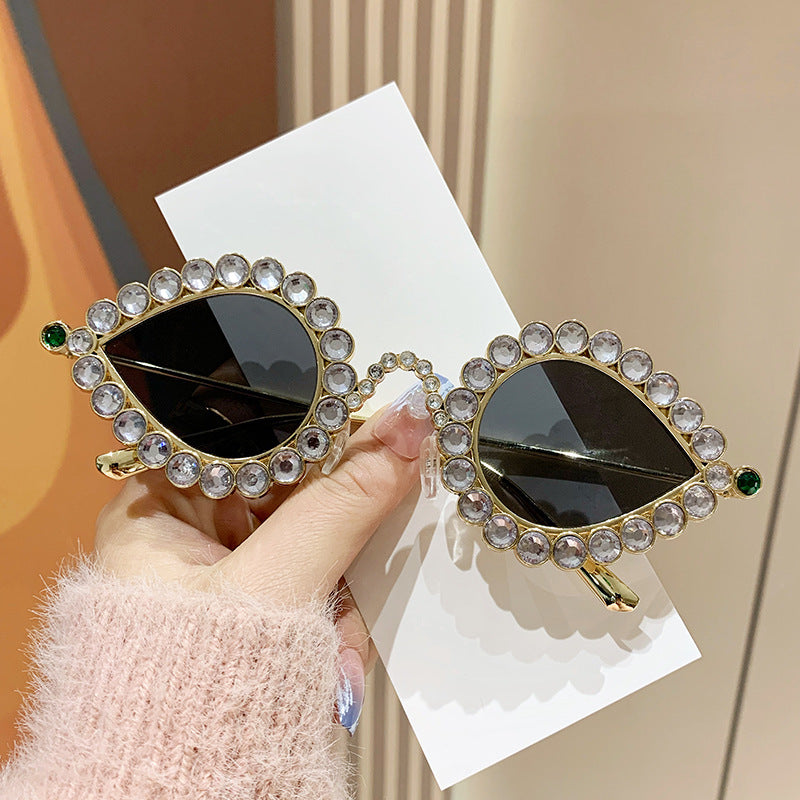 Damen Glamouröse Sonnenbrille mit funkelndem Strass Besatz Brehn