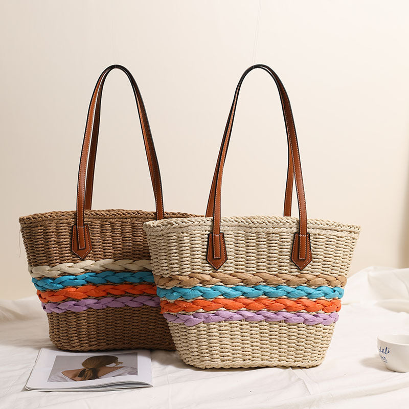 Kurvenreiche Basttasche mit Farbigen Flechtakzenten Brehn