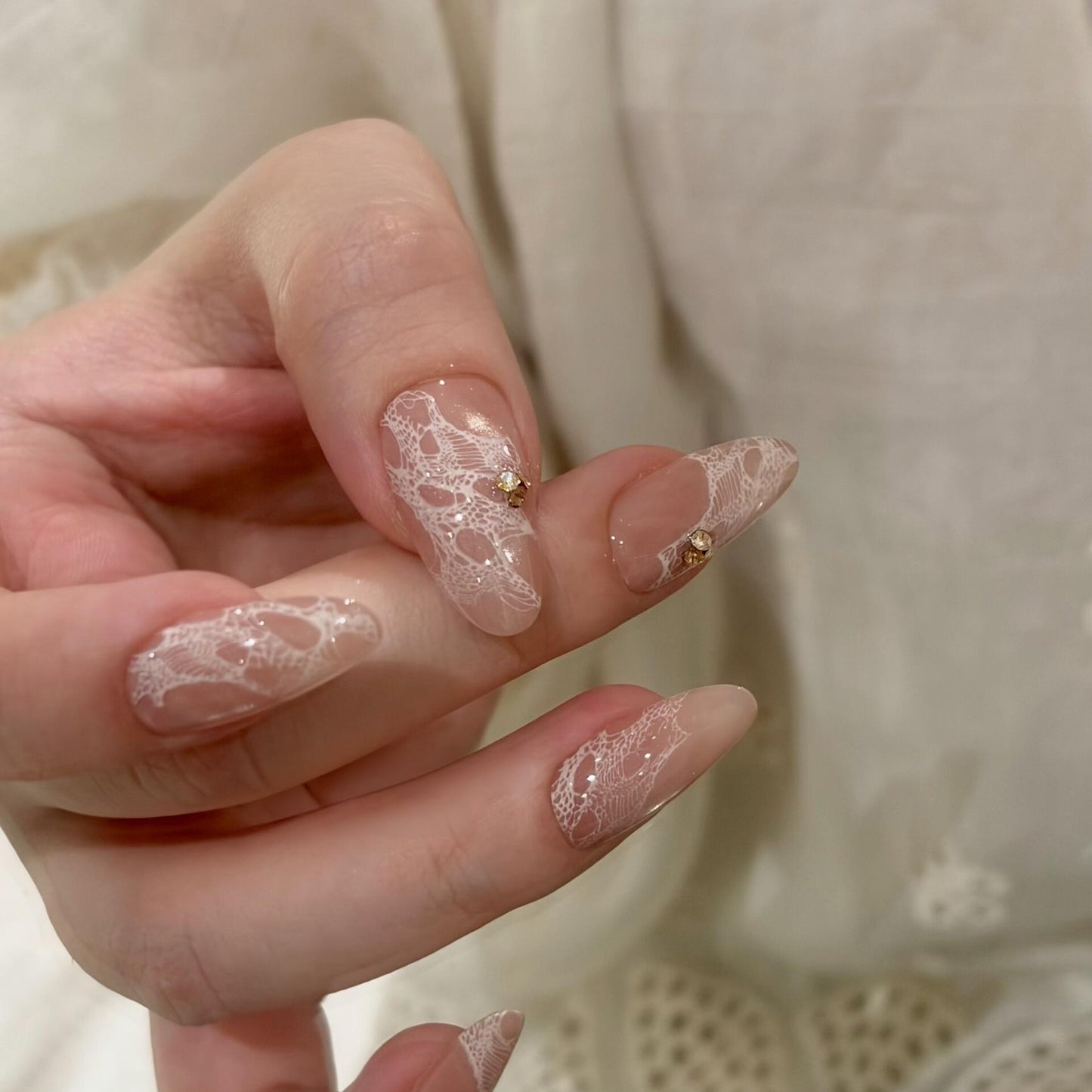 Elegante Kunstnägel mit Spitzen und Glitzer Brehn