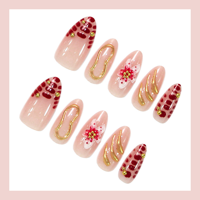 Kreatives Kunstnagelset mit floralen Verzierungen und glamourösen Akzenten Brehn
