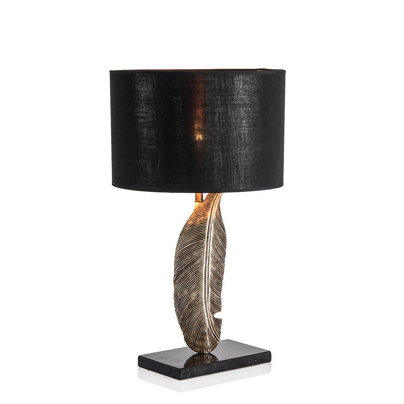 Stehlampe mit integriertem Beistelltisch