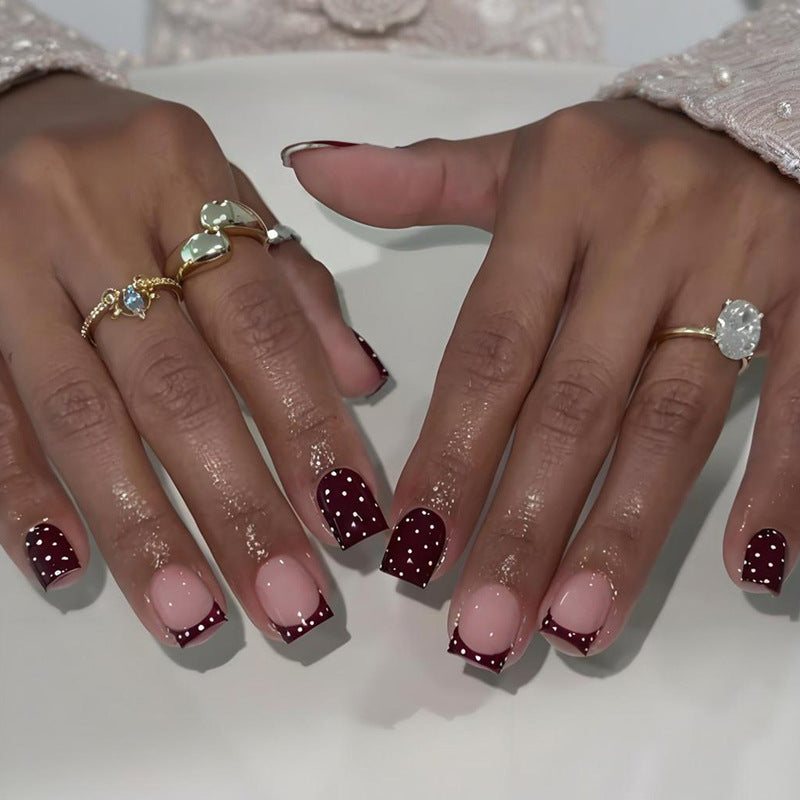 Kunstnagelset mit eleganten französischen Spitzen und verspielten Akzenten Brehn