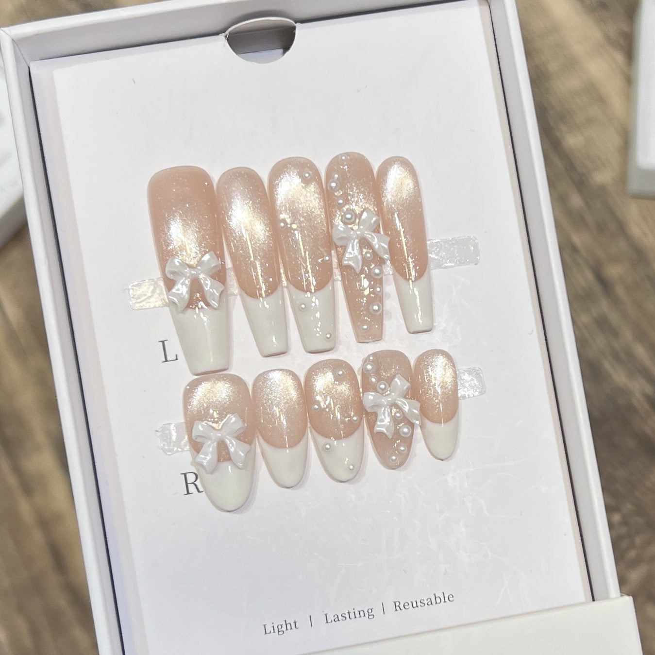 Dekorativer langer Press-On-Nagelset mit Schleife und Perlenakzenten Brehn